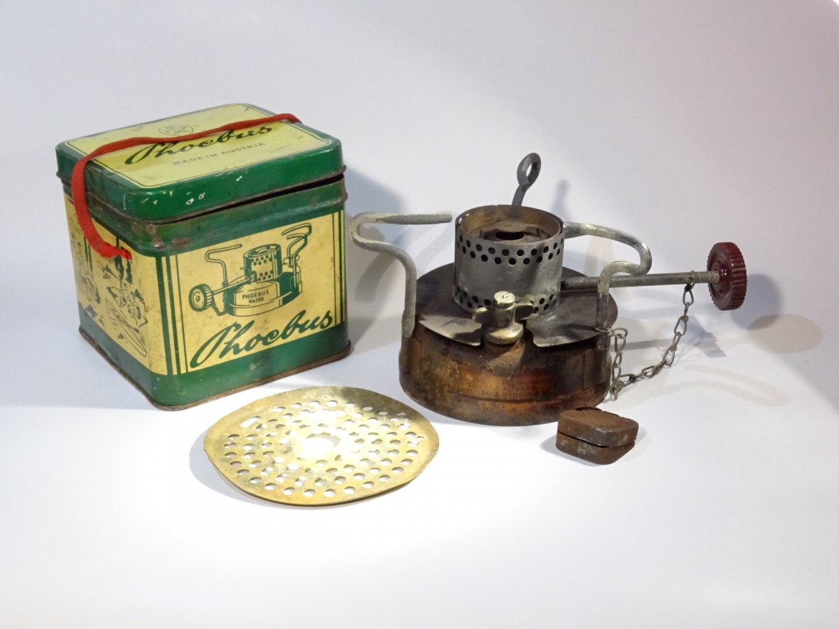 Early Phoebus No. 725 with original simmer plate | Classic Camp Stoves